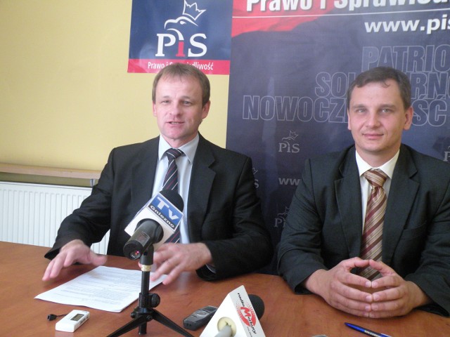 Poseł Z. Dolata z szefem swojej kampanii oraz dyrektorem biura PiS w Gnieźnie - Marcinem Makohońskim