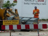 Poprawa estetyki centrum Zduńskiej Woli. Nowy chodnik na Kościelnej i pl. Wolności. Kiedy będzie zrobiony? ZDJĘCIA i VIDEO