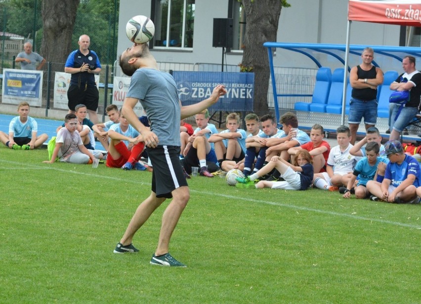 Pokaz freestyle football w Zbąszyneckiej Akademii Piłkarskiej