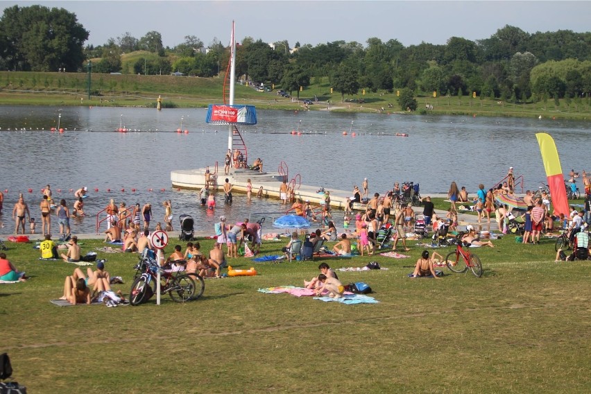 Zlokalizowane na Jeziorze Maltańskim, na południowym brzegu...