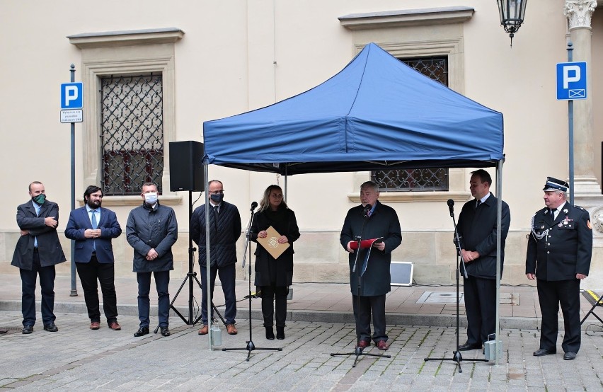 Kraków. Druhowie z OSP Przewóz odebrali nowy samochód. Czym jeszcze jeżdżą strażacy w Małopolsce? [GALERIA]