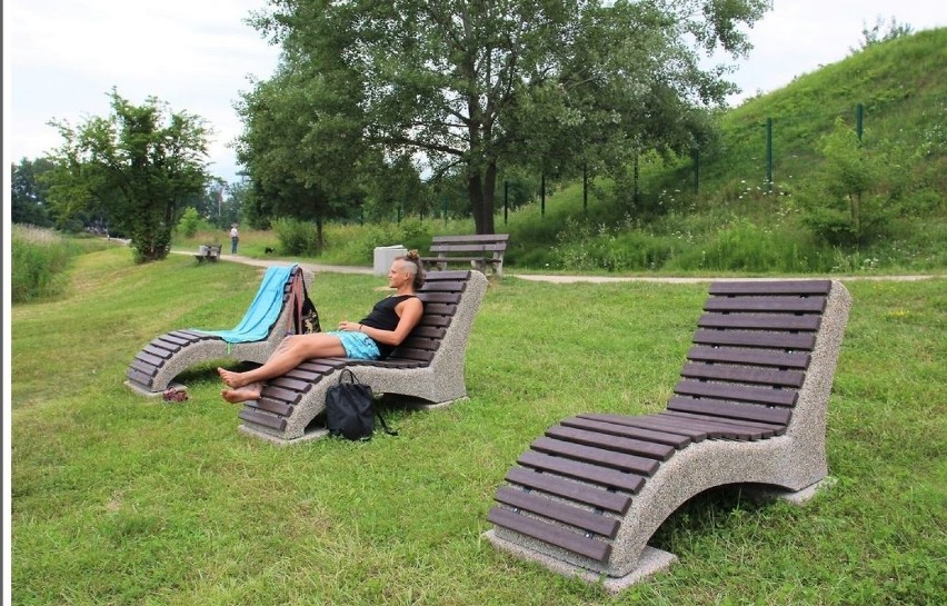 Powstało atrakcyjne miejsce wypoczynku nad zalewem w Kielcach. Są już leżaki, a będzie jeszcze piękniej [ZDJĘCIA]