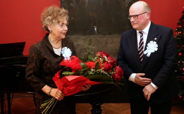 Karola Skowrońska odebrała nagrodę "Grudziądzkiego Flisaka" podczas koncertu dla uczczenia 102. rocznicy powrotu Grudziądza w granice Rzeczpospolitej, który odbył się w muzeum