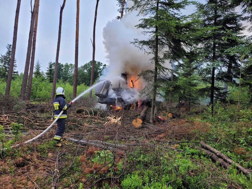 Gmina Kobiele Wielkie. Strażacy gasili pożar maszyny leśnej, 250 tys. zł strat