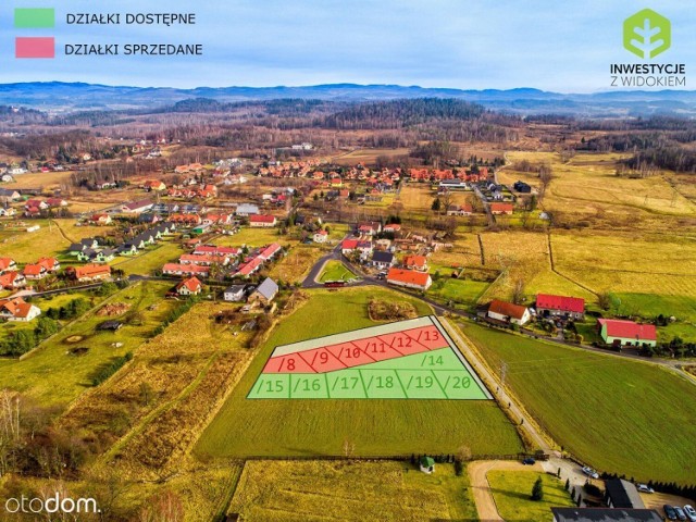 Twój dom z widokiem na Karkonosze!

Do zaoferowania 7 działek budowlanych położonych w urokliwym zakątku Osiedla Czarnego w Jeleniej Górze. Może właśnie tu, postawisz swój dom? 

 Działki dzięki swojemu unikalnemu położeniu gwarantują azyl od miejskiego zgiełku, znajdując się jednocześnie w granicach miasta i  w sąsiedztwie nowych domów jednorodzinnych. W niedużej odległości znajduje się przystanek autobusowy komunikacji miejskiej, sklep spożywczy oraz nowopowstały plac zabaw i boisko.  Z działek rozpościera się malowniczy widok na pobliskie szczyty. Otoczone z 3 stron Parkami Krajobrazowymi miasto, daje szeroki wachlarz możliwości spędzania czasu wolnego. Zaledwie 18 km od kompleksu znajduję się Szklarska Poręba, która w sezonie zimowym  oferuje liczne atrakcje fanów zimowego szaleństwa.  

 Kochasz przyrodę? Możesz codziennie budzić się z zapierającym dech w piersiach widokiem na piękne polskie góry. Dom w takiej okolicy daje okazję, by delektować się cisza i bliskością z naturą, będąc zarazem częścią nowego osiedla domów jednorodzinnych. Okolica daje możliwości aktywnego spędzania czasu na pobliskich stokach narciarskich, pieszo-rowerowych wędrówkach po górskich szlakach w Karkonoszach czy zwiedzania pobliskich zamków. Tuż przy działkach znajduje się przystanek autobusowy, a dojazd do centrum miasta samochodem zajmie jedynie 10 minut.

 Liczba dostępnych działek 7. Wielkość działki 328 m2. Cena za działkę 163/15 to 53 900 zł. Powierzchnia zabudowy: maksymalnie do 30% działki. Możliwy typ zabudowy: zabudowa mieszkaniowa jednorodzinna. Teren objęty miejscowym planem zagospodarowania przestrzennego.