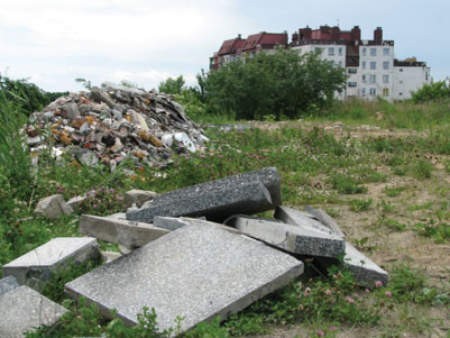 Śmieci i porzucony gruz przy ulicy Lisowickiej w Lublińcu