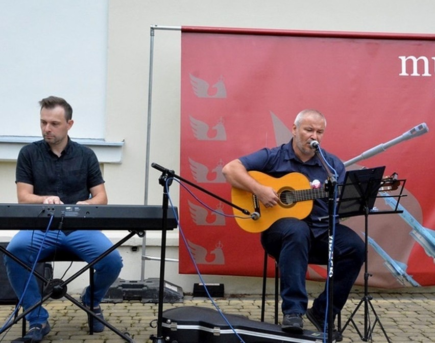 W 40 rocznicę podpisania Porozumień Sierpniowych. W Skarżysku zaśpiewali słynne "Mury" z dedykacją dla Białorusinów [ZDJĘCIA]