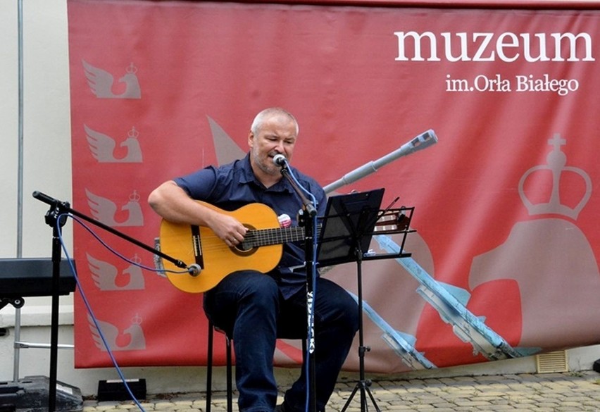 W 40 rocznicę podpisania Porozumień Sierpniowych. W Skarżysku zaśpiewali słynne "Mury" z dedykacją dla Białorusinów [ZDJĘCIA]