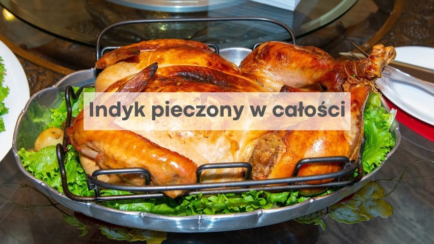 Indyk pieczony w całości, podawany w brytfannie to klasyka...