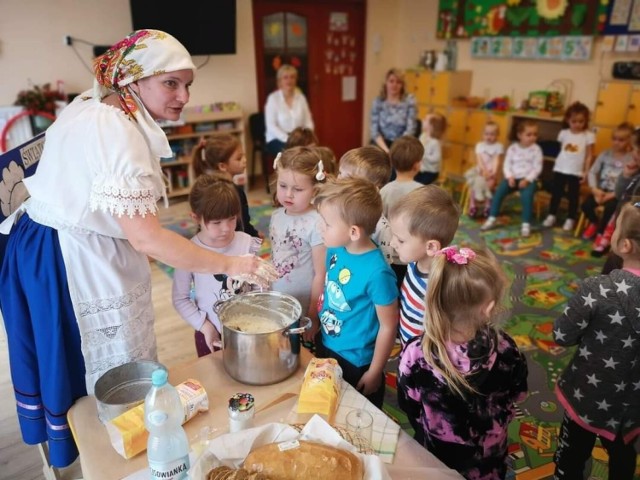 Światowy dzień chleba. Na zdjęciu: przedszkolaki z panią Ireną Borzęcką ze Strefienia
