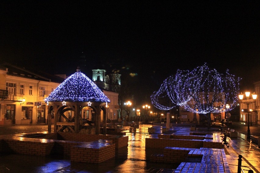 Chełm: Bajecznie oświetlona fontanna i plac Łuczkowskiego