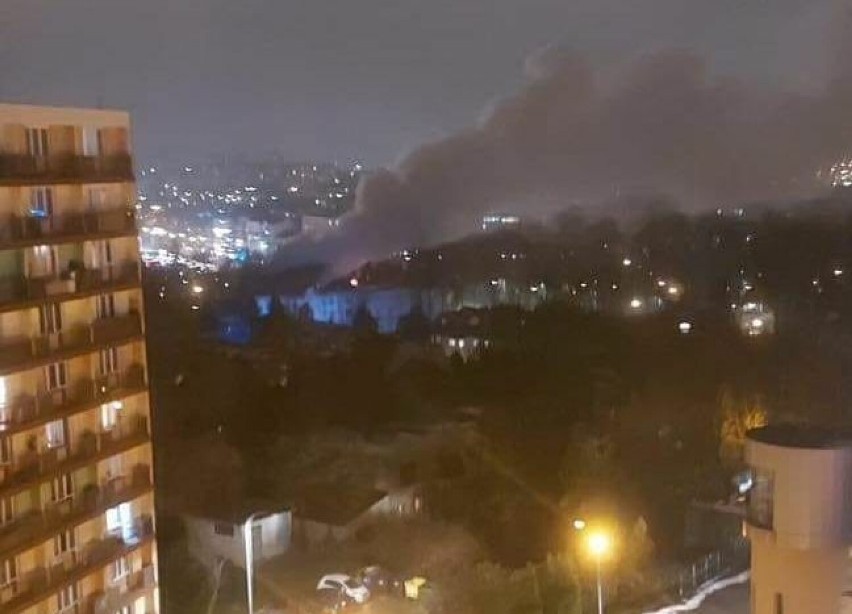 Pożar budynku dawnego szpitala przy Ogrodowej w Kielcach. Straż pożarna w akcji