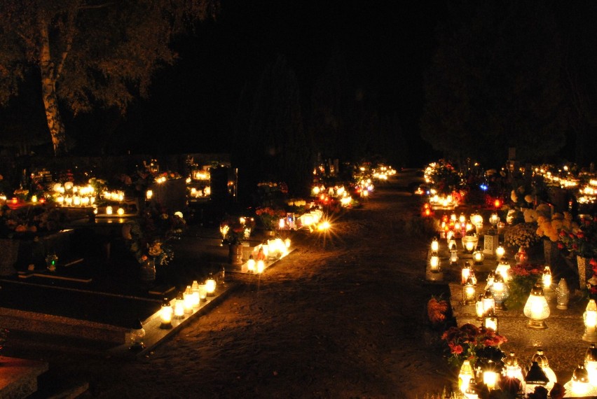 Cmentarz w Międzychodzie nocą w dniu Wszystkich Świętych