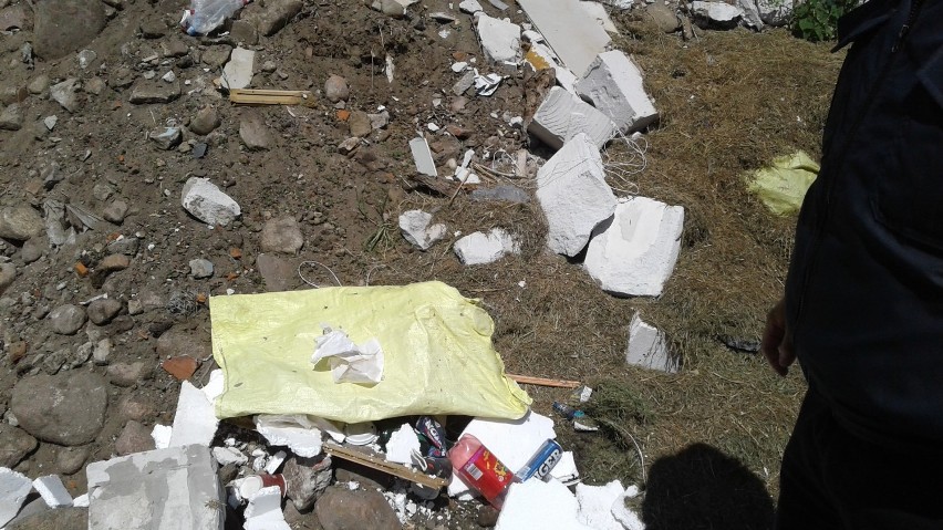 WSCHOWA. Straż Miejska we Wschowie namierzyła kolejną osobę, która podrzuciła śmieci w niedozwolonym miejscu [ZDJĘCIA]