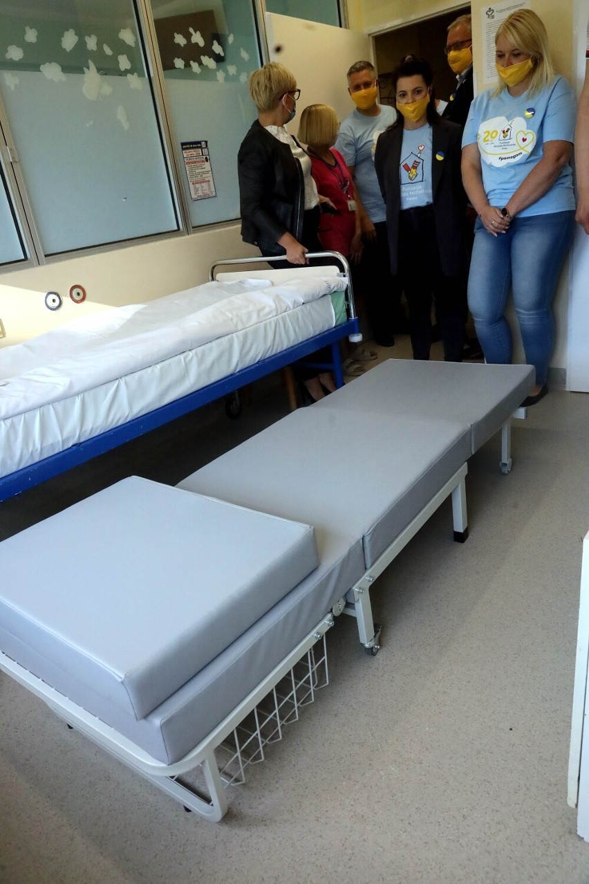 Nowe łóżka dla opiekunów małych pacjentów na pediatrii legnickiego szpitala, zobaczcie zdjęcia