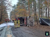 Piaski. Przewrócony ciągnik siodłowy z naczepą wypełnioną burakami cukrowymi