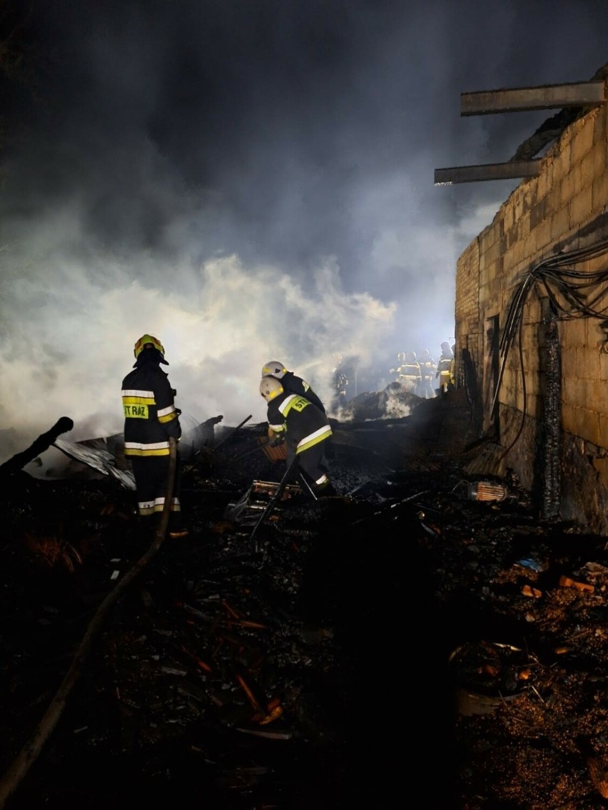 Strażacy przez całą noc walczyli z potężnym pożarem w powiecie tarnowskim. W Ołpinach spłonął budynek gospodarczy, zagrożony był też dom 