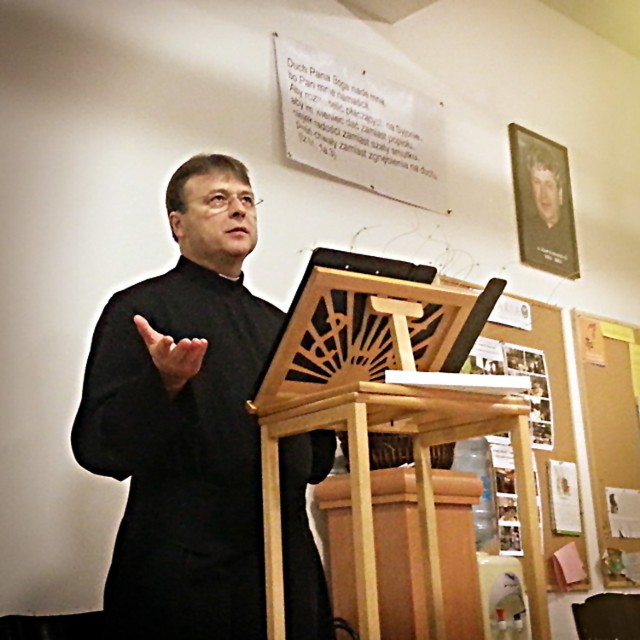 Ojciec Kazimierz Kubacki, proboszcz jezuickiej parafii w Łodzi, podkreśla, że jezuici wyjątkowo dobrze znają języki obce