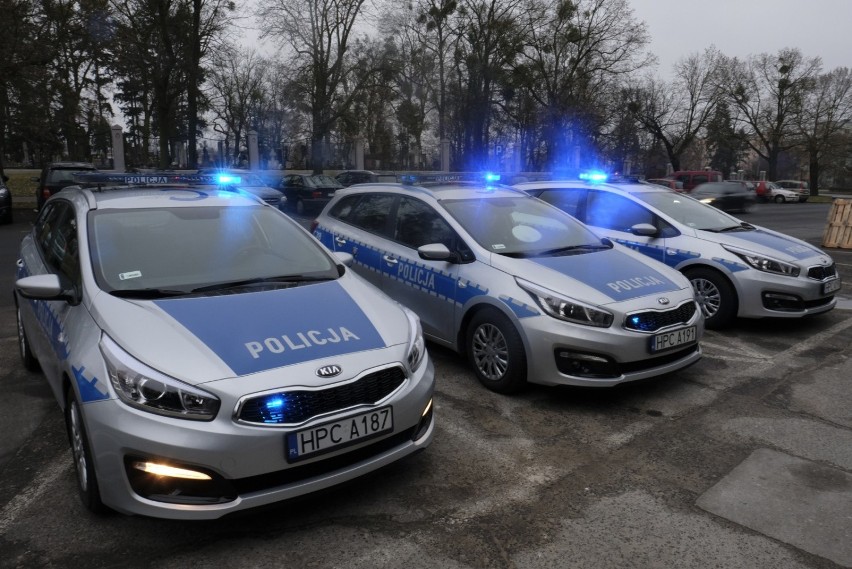 Nowe radiowozy przekazane komendzie policji w Toruniu w...