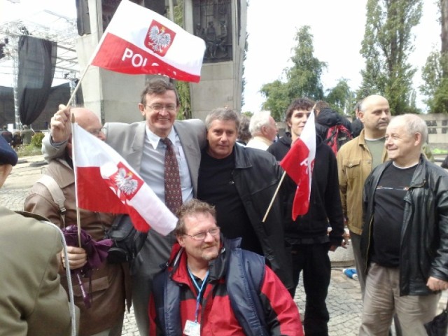 Powieszenie flagi wydaje się banalnie proste. Okazuje się ...