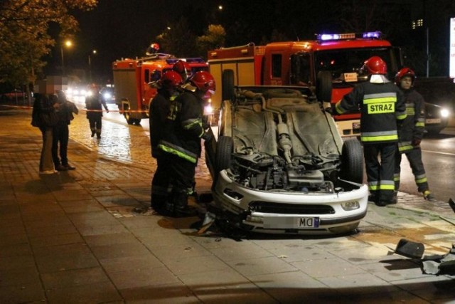 Wypadek na Kochanowskiego we Wrocławiu. Dachował peugeot, 05.10.2015