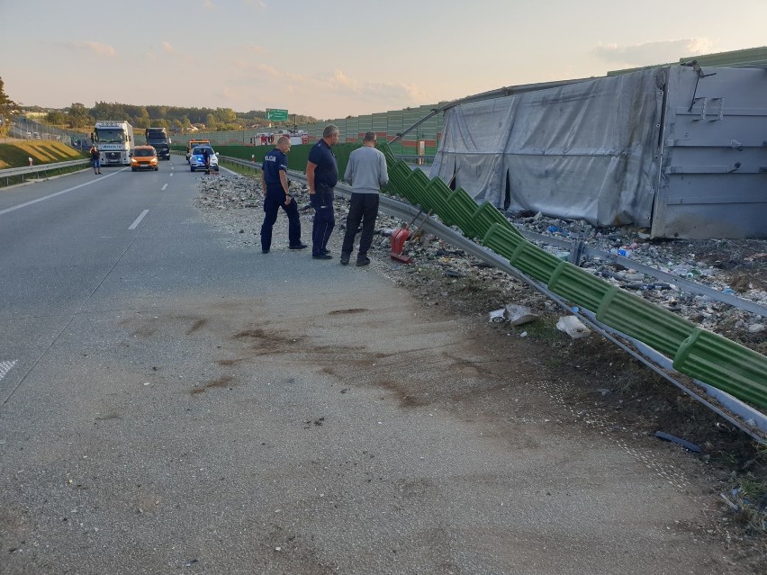 Wypadek samochodu ciężarowego na S8 koło Podkonic w powiecie tomaszowskim. Na drogę wysypało się szkło [ZDJĘCIA]