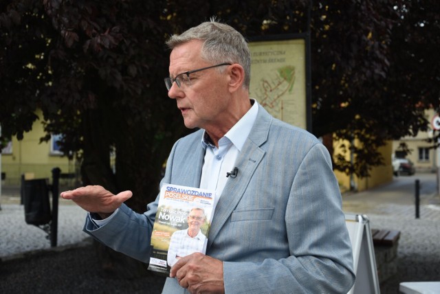 Poseł Tomasz Nowak podczas konferencji prasowej na Placu 20 Października w Śremie.