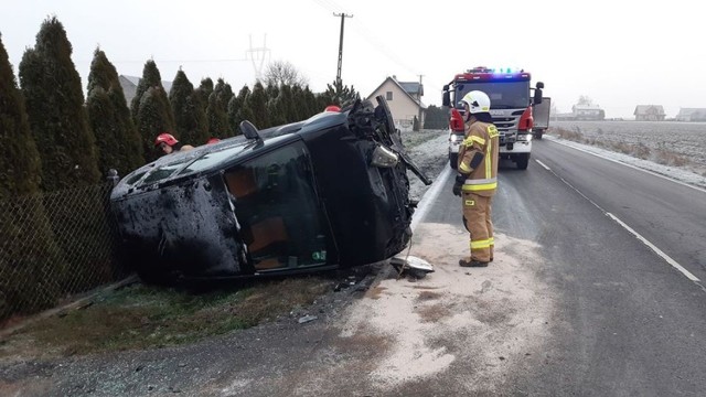 W środę rano (11 grudnia) na drodze powiatowej w Ludzisku (gmina Janikowo) doszło do wypadku. 

- Samochód osobowy marki Opel wypadł z drogi i dachował - relacjonują strażacy z OSP Janikowo.

Jak informuje asp. szt. Izabella Drobniecka, do zdarzenia doszło przed godziną 8. Opel meriva w trakcie wyprzedzania pojazdu na śliskiej nawierzchni zjechał na pobocze, uderzył w ogrodzenie posesji i dachował.

Za kierownicą auta siedziała 18-letnia kobieta. Na szczęście nic poważnego się jej nie stało. Za spowodowanie kolizji została ukarana mandatem i punktami karnymi.