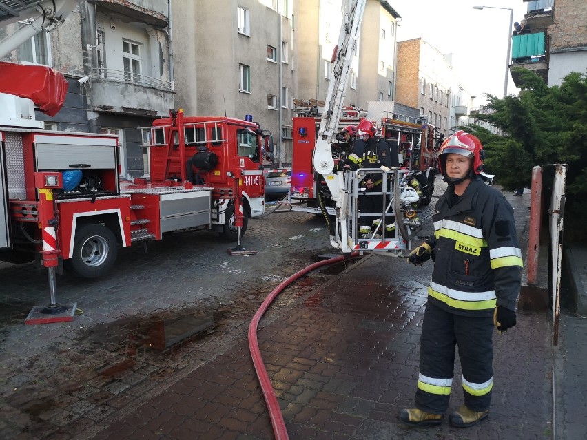 Pożar dachu kamienicy przy ul. Kościuszki w Grudziądzu [zdjęcia, wideo]