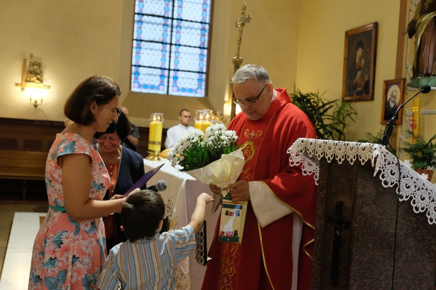 Tłum wiernych żegnał księdza Krzysztofa Burzyńskiego w...