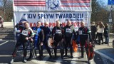 Spływ twardzieli w Kaliszu. Po raz 14. płynęli rzeką Prosną w lodowatej wodzie. ZDJĘCIA