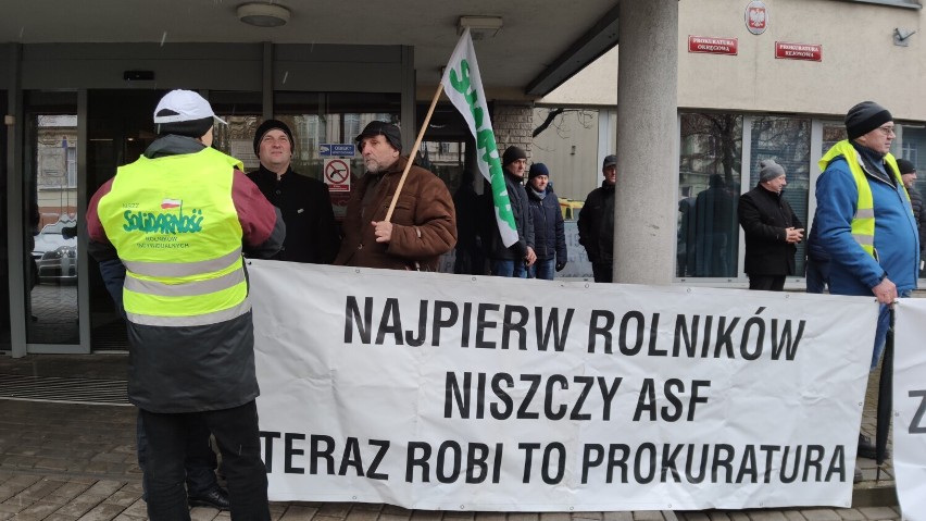 Protest rolników przed prokuraturą w Piotrkowie 7.12.2022
