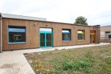 Tak wygląda rozbudowana szkoła w Dąbczu koło Leszna. Miało być dwuzmianowe nauczanie, a dzięki tej inwestycji w szkole go nie będzie