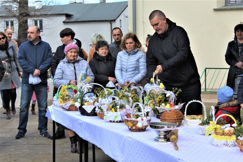 Wielkanoc 2022. Święcenie pokarmów w parafii św. Andrzeja...