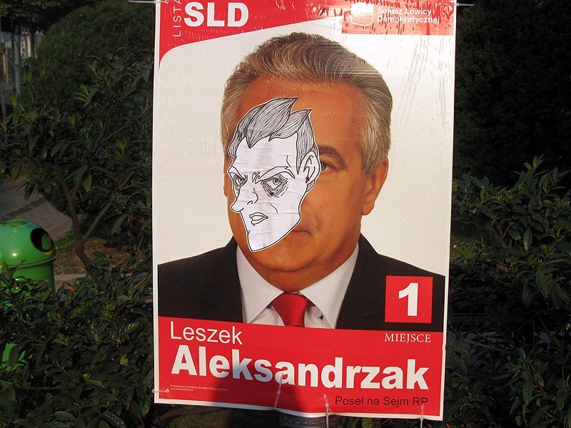 Kalisz: Zaklejali plakaty wyborcze karykaturami. Zdjęcia