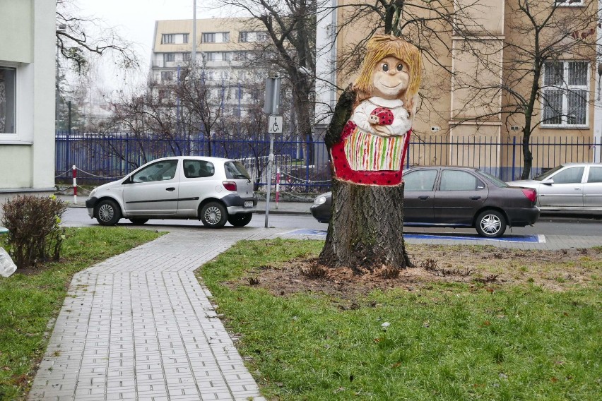 Drewniane rzeźby na Woli. "Wykorzystano pnie drzew pozostałych po wycince" [ZDJĘCIA]