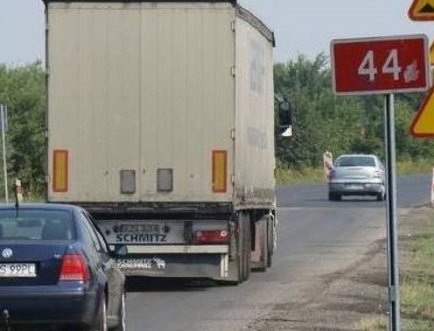 Przejazd samochodem drogą 44 z Oświęcimia do Tychów zajmuje...
