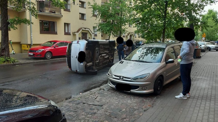 Wypadek. W Bydgoszczy na ul. Śląskiej zderzyły się dwa auta. Opel wylądował na boku [zdjęcia]