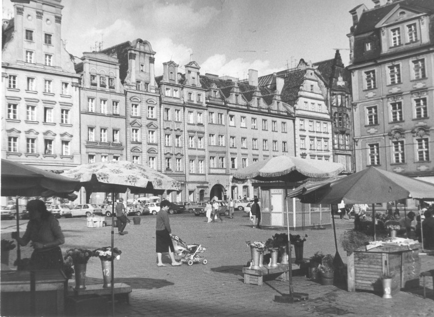 30 września 1987 roku. RYNEK, STOISKA Z KWIATAMI