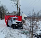 Tragedia na drodze. Po zderzeniu z ciężarówką zginął 19-letni kierowca Hondy