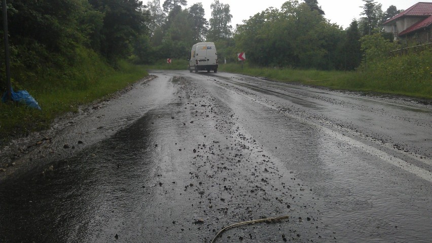 Olkusz: kamienie, piasek i ziemia zalegają na drodze nr 791