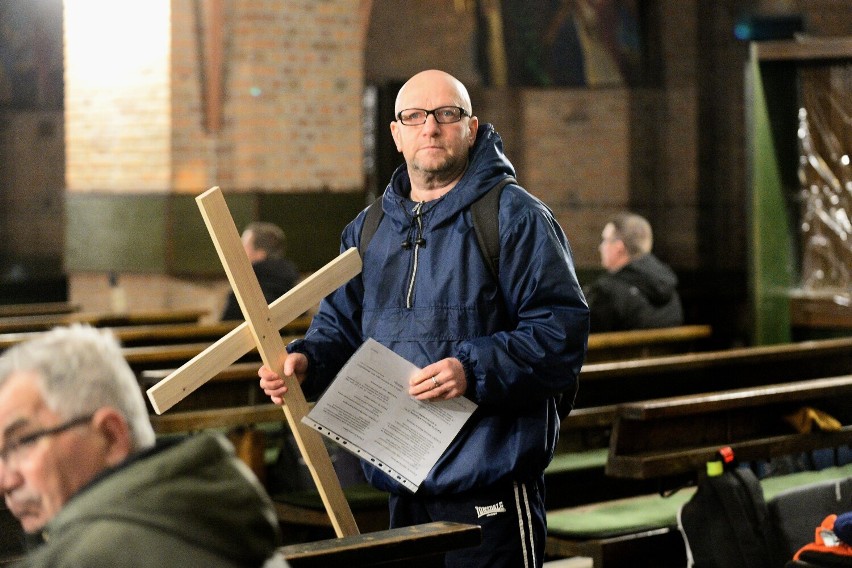 Podjąć wysiłek, by stać się lepszym. Dziesiątki jaślan i mieszkańców regionu wyruszyły w Ekstremalną Drogę Krzyżową