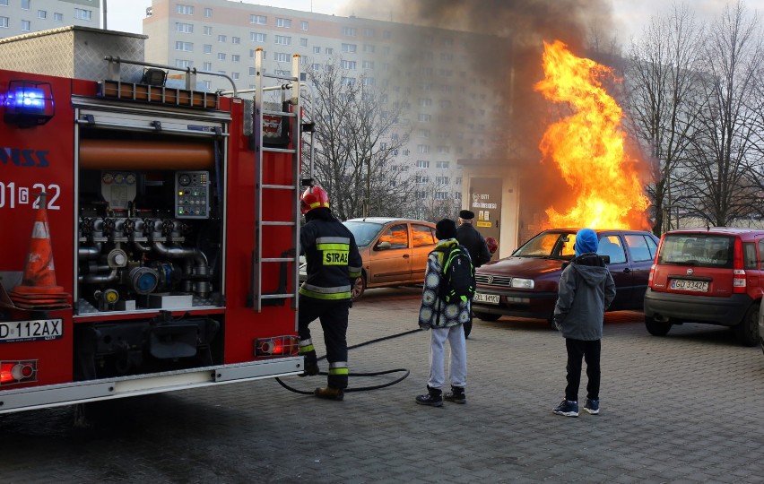 Pożar na gdańskim Suchaninie. Ogień blisko rozdzielni elektrycznej [ZDJĘCIA]