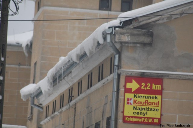 Nawisy śnieżne zalegające tuż nad chodnikiem. Sieradz ul. Nęckiego 2, budynek szpitala.