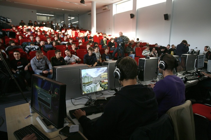 Mistrzostwa w grach komputerowych w Katowicach. Counter-Strike, FIFA 11 i StarCraft 2 [ZDJĘCIA]