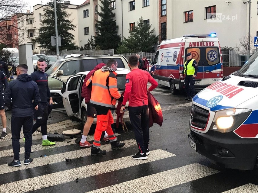 Wypadek na Mickiewicza w Szczecinie. Ranni młodzi piłkarze Pogoni! 