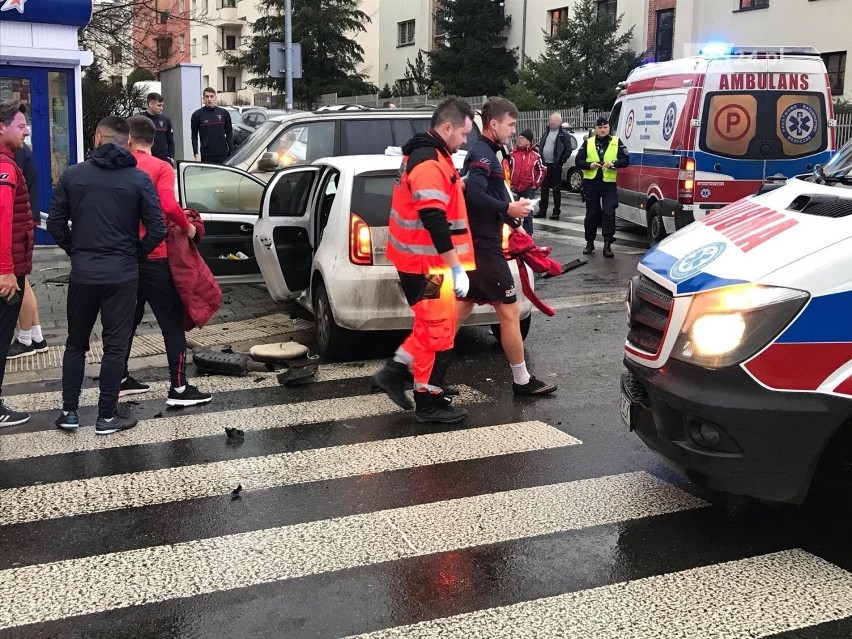 Wypadek na Mickiewicza w Szczecinie. Ranni młodzi piłkarze Pogoni! 