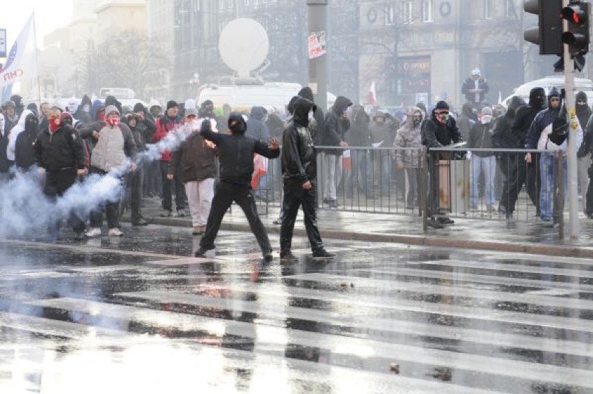 Na placu Konstytucji latały petardy i race. Policja musiała...