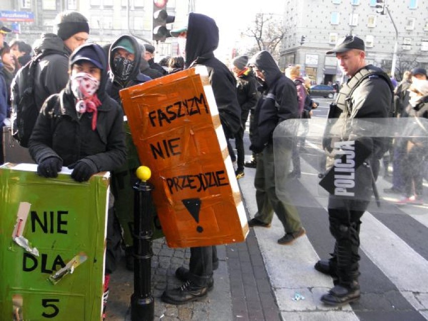 Na placu Konstytucji latały petardy i race. Policja musiała...