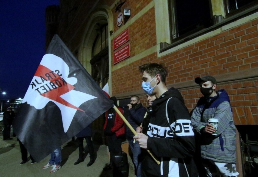 Protest przed sądem na Podwalu we Wrocławiu 18.03.2021